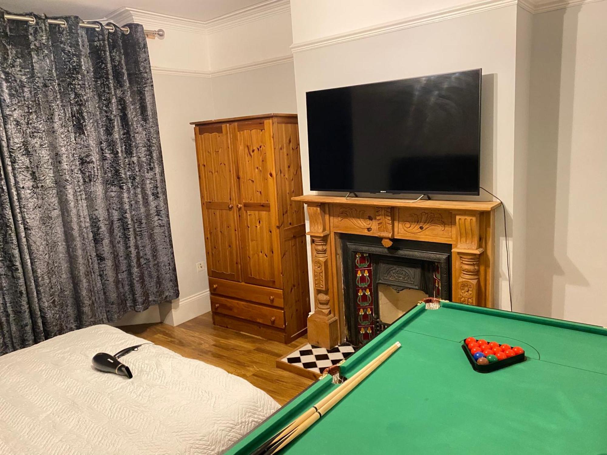 Hometel Digs Hidden Mansion Sleeps 15 Leicester Exterior photo